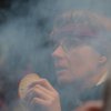 Ľudka rada inhaluje lesnú vôňu